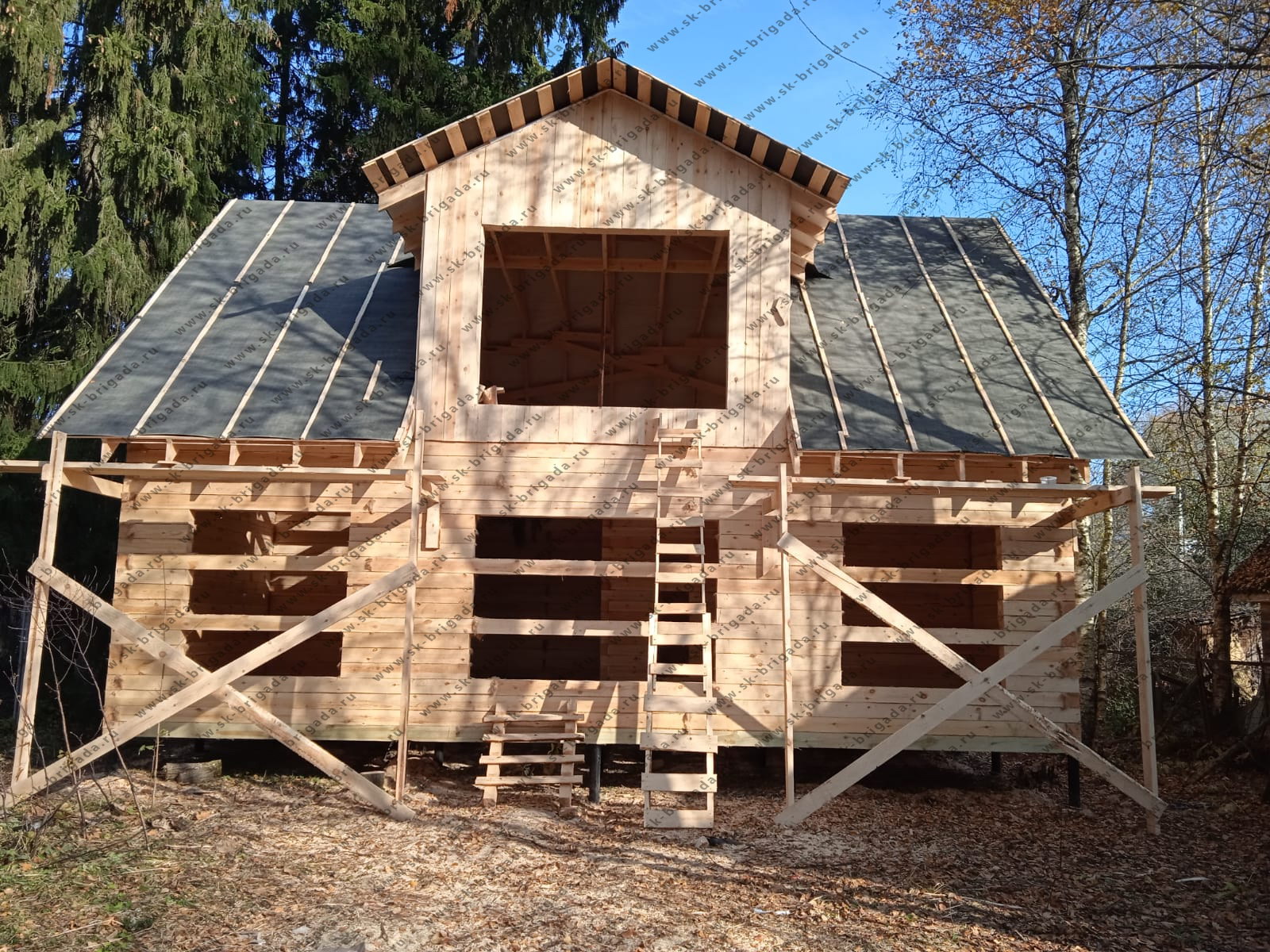 Дом из бруса с панорамными окнами Дом из бруса с панорамными окнами на свайно-винтовом фундаменте